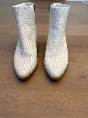 Universal Thread Off White Textured Ankle Booties with Low Block Heel